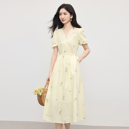 【专属特价】熙世界绣花V领连衣裙女收腰显瘦淡人穿搭法式茶歇裙2025夏季新款 商品图4