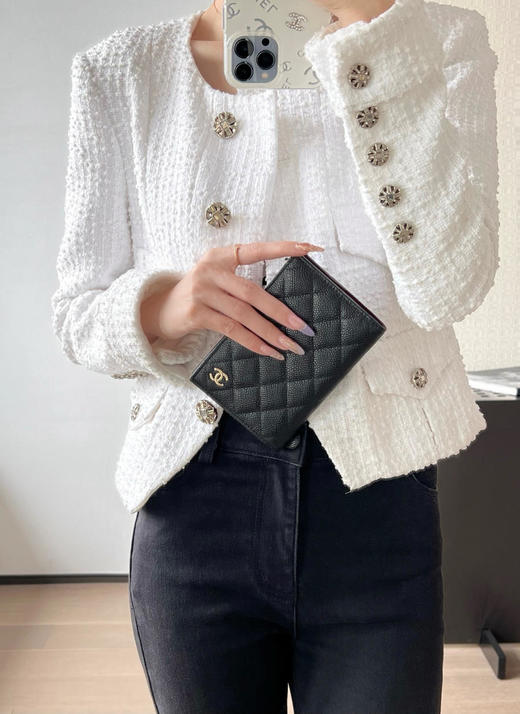 香奈儿全新到货𝟐𝟓𝐏按扣中小球牛皮黑色淡金经典护照夹（HH） 商品图6