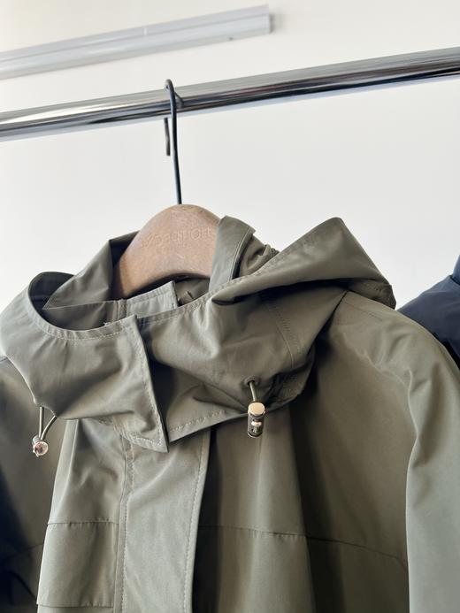 哈家原单冲锋衣外套，三防面料，超有质感，面料具有防水，高透性能，日常通勤或者户外运动都是不错的选择，超级百搭的一款，高个子和小个子都很友好，收腰设计，既可以做工装风，细节品质超级赞👍！推荐必入款！ 商品图4