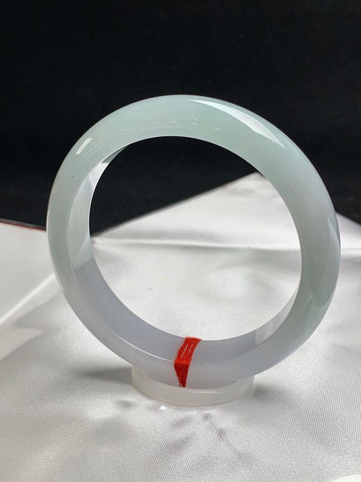 612712，58.5圈口，冰晴正圈平安镯，半截淡晴半截白底，半山半水色，清爽水润 商品图2