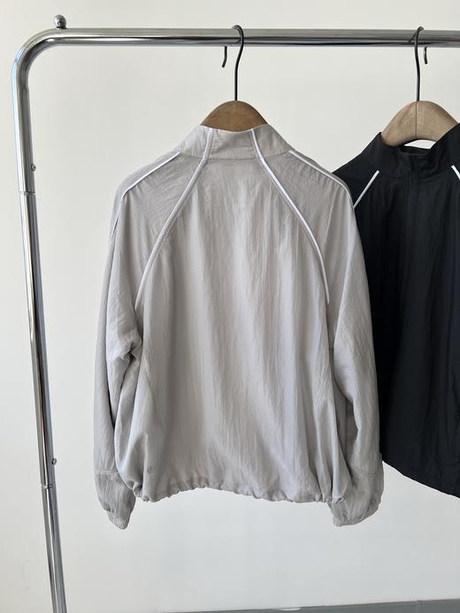 25新款，💖超级火爆的一款，LU家轻盈飘逸的小夹克，双层带内衬的设计，面料自带纹理感，面料丝滑，有光泽感，内衬有弹力亲肤，又可以做空调衫，配上白色线条，特别时尚，有范，无论怎么搭都百搭！ 商品图8