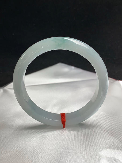 612713，56.7圈口，糯化飘花正圈平安镯，窄条秀气条形，淡底色飘花，整体清爽 商品图0