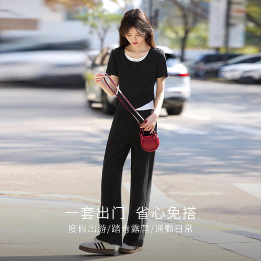 【专属特价】熙世界夏季套装女2025新款时尚黑色假两件圆领T恤休闲长裤两件套 商品图2