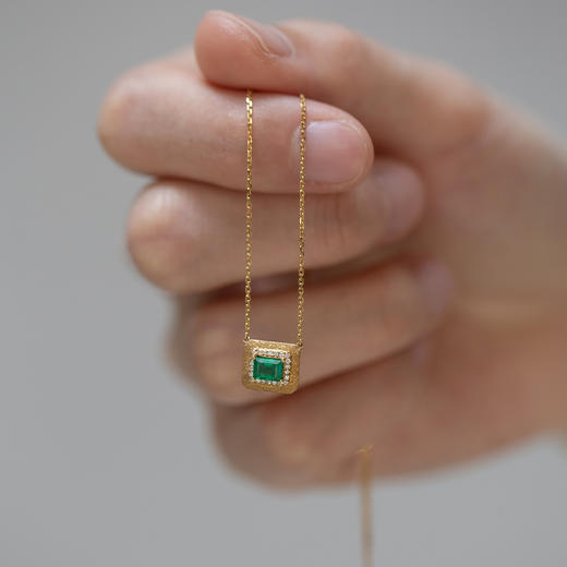 「悦意偶得」18K黄祖母绿钻项链 商品图1