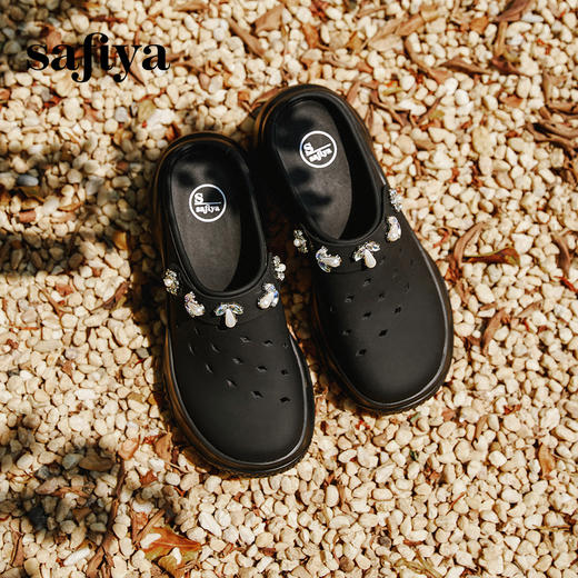 预售|Safiya/索菲娅2025时尚珍珠水钻松糕厚底外穿包头休闲洞洞拖鞋SFD2110404 商品图6