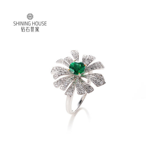 【祖母绿戒指】钻石世家 18K金祖母绿镶钻戒指   高级设计珠宝系列 绿宝石之王祖母绿 拥有美丽的翠绿色 象征着幸运、幸福和万物盎然的生命力 商品图0