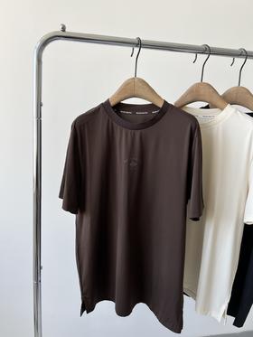 PG灰色7码男款T，纯纯的原单货，必须好好夸一下这款T，面料质感绝绝子，有垂度，有光泽感，而且透气有弹力，面料绝对的天花板，上档次又实用的一款，简约色基础款，打球运动，日常穿搭都很好穿！颜色也是很高级