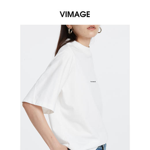VIMAGE纬漫纪白色简约字母圆领宽松百搭中袖T恤上衣2025夏季新款V2302915 商品图3