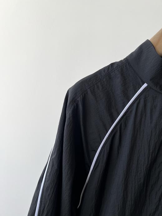 25新款，💖超级火爆的一款，LU家轻盈飘逸的小夹克，双层带内衬的设计，面料自带纹理感，面料丝滑，有光泽感，内衬有弹力亲肤，又可以做空调衫，配上白色线条，特别时尚，有范，无论怎么搭都百搭！ 商品图3