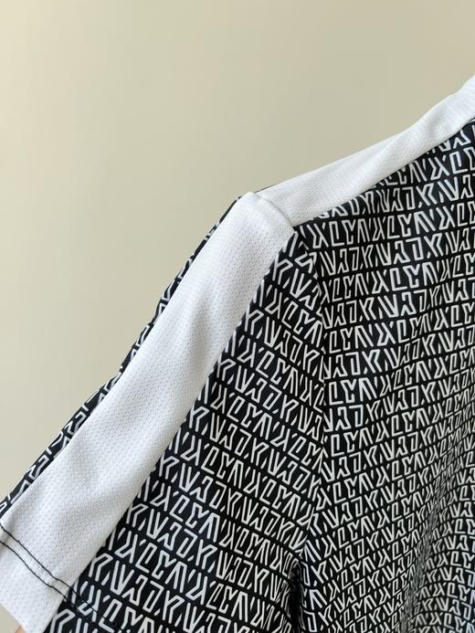 25新款LYN X半高领打底衫，韩国🇰🇷客供面料，有弹力，有质感，洋气显瘦的印花面料，胸前立体LOGO彰显品质，肩部拼接设计！ 商品图4