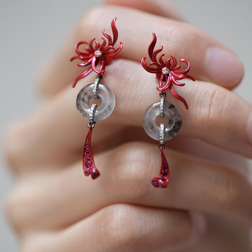 「彼岸花」18K白乌鸡耳饰 商品图1