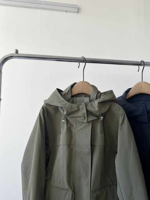 哈家原单冲锋衣外套，三防面料，超有质感，面料具有防水，高透性能，日常通勤或者户外运动都是不错的选择，超级百搭的一款，高个子和小个子都很友好，收腰设计，既可以做工装风，细节品质超级赞👍！推荐必入款！ 商品图2