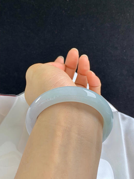 612712，58.5圈口，冰晴正圈平安镯，半截淡晴半截白底，半山半水色，清爽水润 商品图5