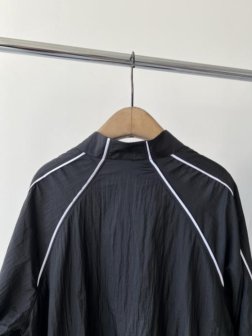 25新款，💖超级火爆的一款，LU家轻盈飘逸的小夹克，双层带内衬的设计，面料自带纹理感，面料丝滑，有光泽感，内衬有弹力亲肤，又可以做空调衫，配上白色线条，特别时尚，有范，无论怎么搭都百搭！ 商品图7