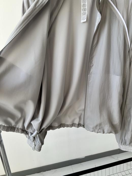 25新款，💖超级火爆的一款，LU家轻盈飘逸的小夹克，双层带内衬的设计，面料自带纹理感，面料丝滑，有光泽感，内衬有弹力亲肤，又可以做空调衫，配上白色线条，特别时尚，有范，无论怎么搭都百搭！ 商品图6