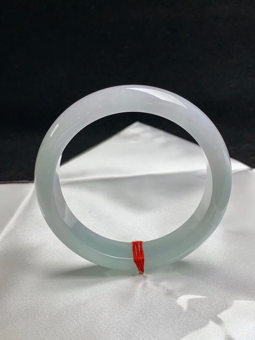 612712，58.5圈口，冰晴正圈平安镯，半截淡晴半截白底，半山半水色，清爽水润 商品图3