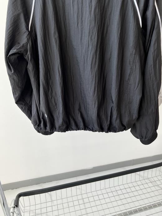 25新款，💖超级火爆的一款，LU家轻盈飘逸的小夹克，双层带内衬的设计，面料自带纹理感，面料丝滑，有光泽感，内衬有弹力亲肤，又可以做空调衫，配上白色线条，特别时尚，有范，无论怎么搭都百搭！ 商品图8