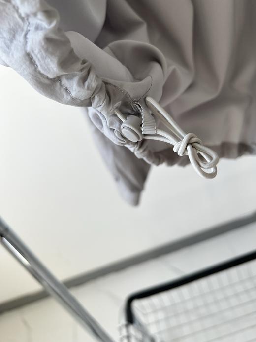 25新款，💖超级火爆的一款，LU家轻盈飘逸的小夹克，双层带内衬的设计，面料自带纹理感，面料丝滑，有光泽感，内衬有弹力亲肤，又可以做空调衫，配上白色线条，特别时尚，有范，无论怎么搭都百搭！ 商品图7