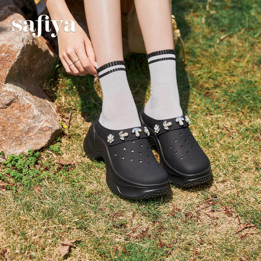 预售|Safiya/索菲娅2025时尚珍珠水钻松糕厚底外穿包头休闲洞洞拖鞋SFD2110404 商品图4