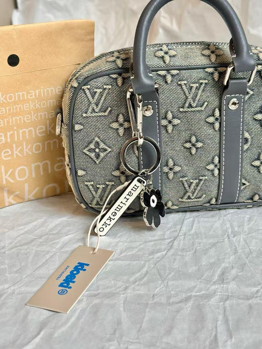 原单正品 Marimekko2025早春新金属白色钥匙扣
独立包装！
可以作为钥匙扣、包挂、车挂、服装装饰挂件！
每一款颜色都很夏天！
四个色，官网450 商品图11