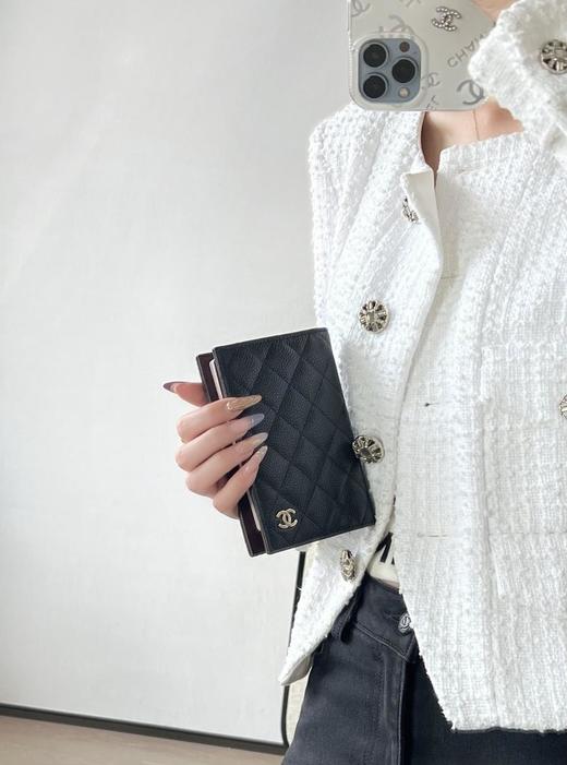 香奈儿全新到货𝟐𝟓𝐏按扣中小球牛皮黑色淡金经典护照夹（HH） 商品图5