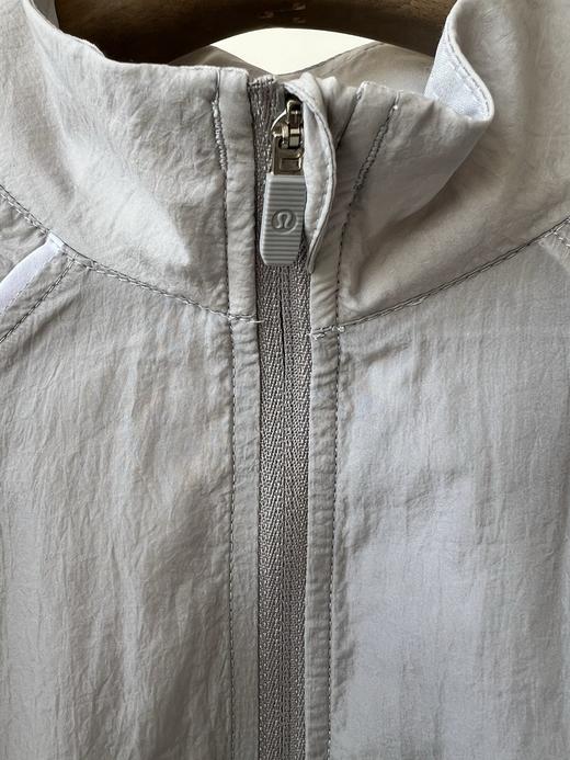 25新款，💖超级火爆的一款，LU家轻盈飘逸的小夹克，双层带内衬的设计，面料自带纹理感，面料丝滑，有光泽感，内衬有弹力亲肤，又可以做空调衫，配上白色线条，特别时尚，有范，无论怎么搭都百搭！ 商品图5