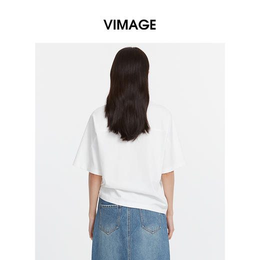 VIMAGE纬漫纪白色简约字母圆领宽松百搭中袖T恤上衣2025夏季新款V2302915 商品图4