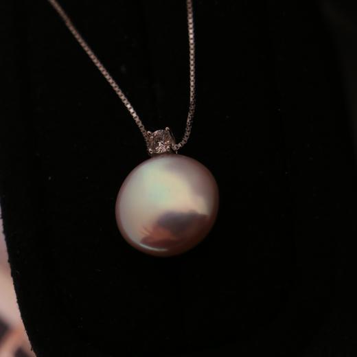 甄珠贝 不一样的戴妃款吊坠 hen轻松的一款 纽扣形天然珍珠 约14mm左右，chao美炫彩光，滑皮ji强光，基本无暇 925纯银配件 商品图1