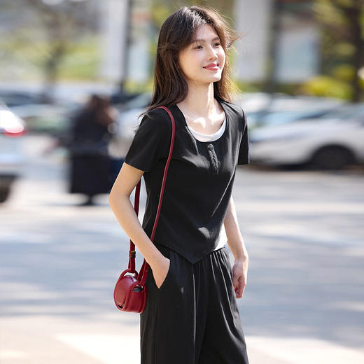 【专属特价】熙世界夏季套装女2025新款时尚黑色假两件圆领T恤休闲长裤两件套 商品图3
