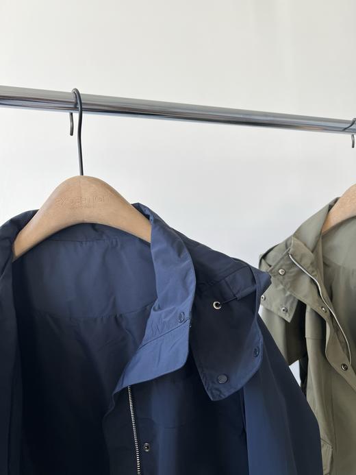 蓝色L码，🍁🍁哈家原单冲锋衣外套，三防面料，超有质感，面料具有防水，防风，高透性能，日常通勤或者户外运动都是不错的选择，超级百搭的一款，高个子和小个子都很友好，细节品质超级赞👍！推荐必入款！ 商品图10