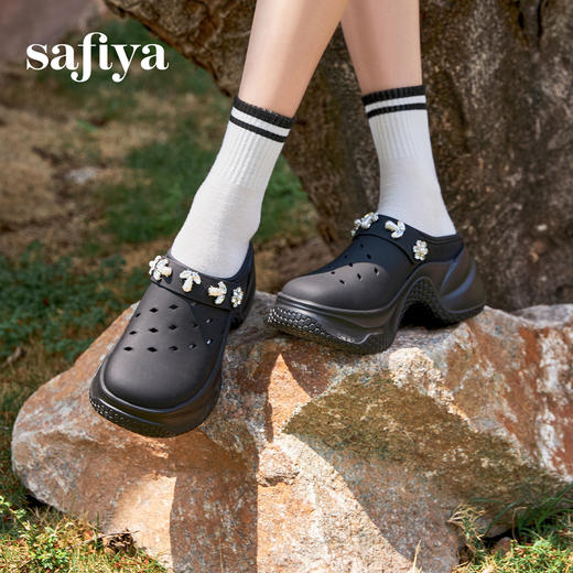 预售|Safiya/索菲娅2025时尚珍珠水钻松糕厚底外穿包头休闲洞洞拖鞋SFD2110404 商品图1