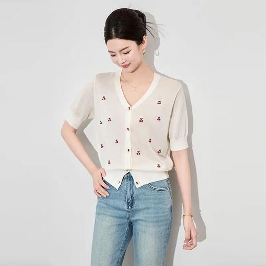 【高货wl】全新升级【铂金会员165/天猫219/差价54】(00354) 洛诗琳雅致甜俏樱桃刺绣天丝V领针织开衫精致休闲新款上衣 商品图0