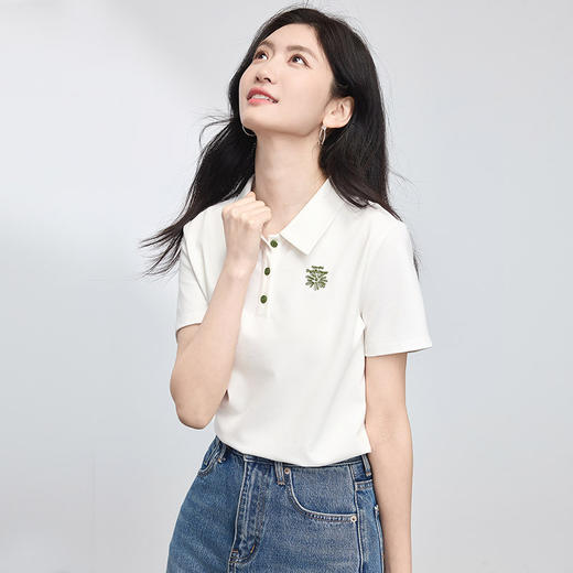 【专属特价】熙世界通勤白色polo领T恤短袖女2025夏季新款小雏菊绣花正肩上衣 商品图4