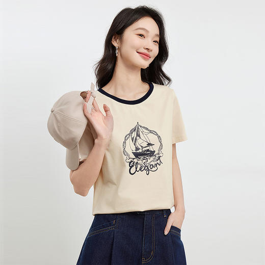 【五折购】熙世界2025夏日新款度假风印花正肩T恤女士短袖美式复古圆领上衣 商品图3