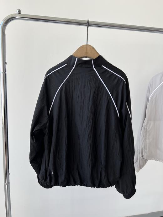 25新款，💖超级火爆的一款，LU家轻盈飘逸的小夹克，双层带内衬的设计，面料自带纹理感，面料丝滑，有光泽感，内衬有弹力亲肤，又可以做空调衫，配上白色线条，特别时尚，有范，无论怎么搭都百搭！ 商品图6