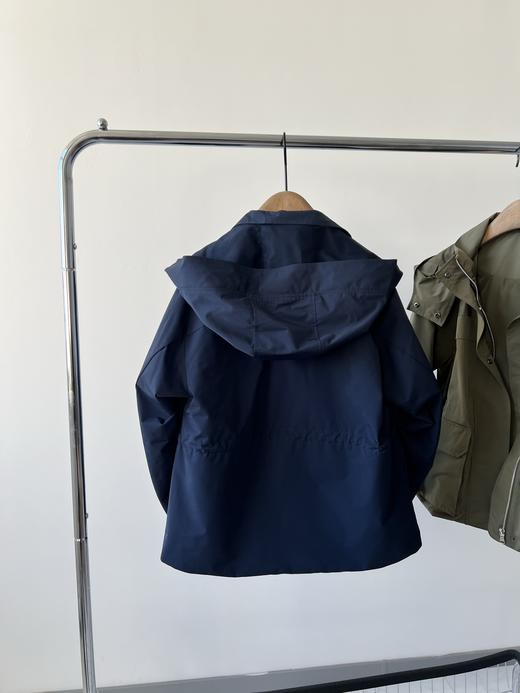 蓝色L码，🍁🍁哈家原单冲锋衣外套，三防面料，超有质感，面料具有防水，防风，高透性能，日常通勤或者户外运动都是不错的选择，超级百搭的一款，高个子和小个子都很友好，细节品质超级赞👍！推荐必入款！ 商品图7