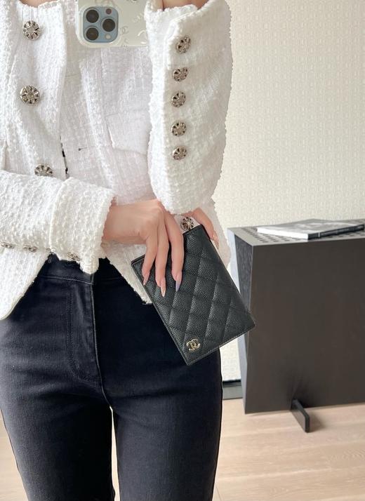 香奈儿全新到货𝟐𝟓𝐏按扣中小球牛皮黑色淡金经典护照夹（HH） 商品图8