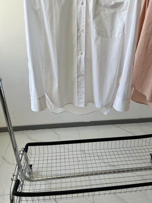 25春款，原单衬衫，100有机棉，质感高级满满，极简设计，老钱风满满，衣柜里必不可少的单品，简单的廓形，单穿或者做叠穿都好看，百搭神器，无论日常通勤，或者出入职场都毫无压力！推荐！ 商品图2