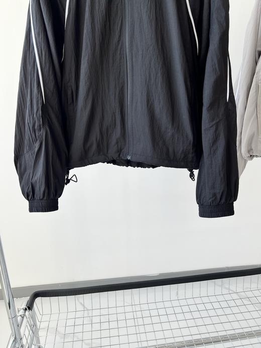 25新款，💖超级火爆的一款，LU家轻盈飘逸的小夹克，双层带内衬的设计，面料自带纹理感，面料丝滑，有光泽感，内衬有弹力亲肤，又可以做空调衫，配上白色线条，特别时尚，有范，无论怎么搭都百搭！ 商品图2