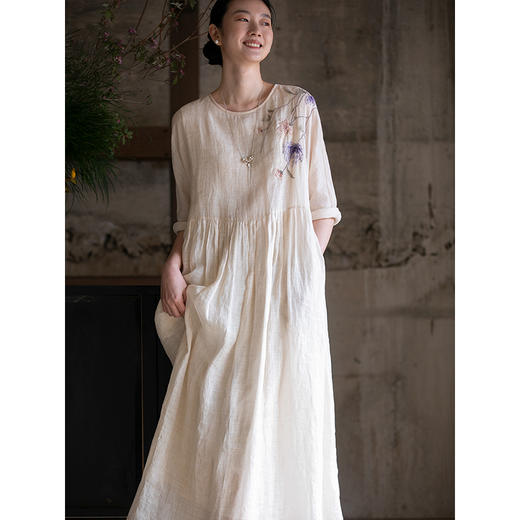 牧衣游原创 苎麻手工刺绣炒色连衣裙新款轻薄圆领宽松长裙 玄鸟至 商品图2