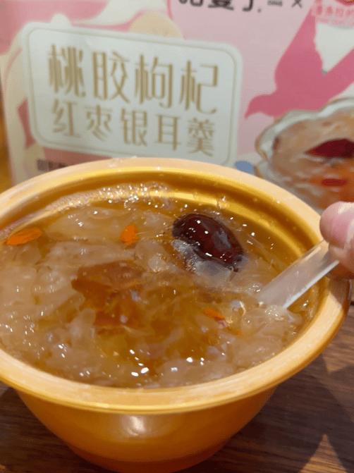 💥【哈曼丁·桃胶枸杞红枣银耳羹】开春吃起来！🌸 你要是懒得自己熬👍，那可以试试这个 👏现成的鲜炖桃胶，配料表干净的没话说⭕滋味非凡，健康从每一餐开始！ 😍 商品图5