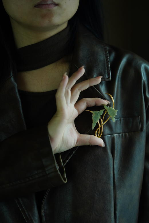 清代和田玉兰花镶嵌银鎏金胸针 商品图3