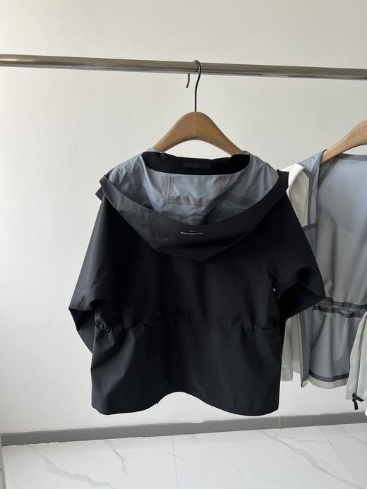 M-XL可接单 意大利轻奢品牌，软壳户外冲锋衣来啦！     高级户外款，这款时髦运动连帽夹克简直不要太GAO级！   今年还没入这个系列的姐妹，就让它开启我们的出游之旅吧！ 商品图5