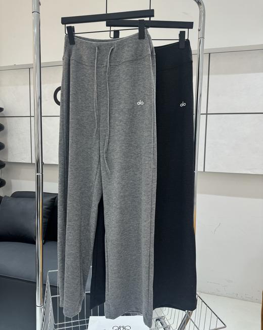 Alo这条裤子没有什么腿型包容不了💯 面料: ​86%聚酯纤维+14%弹性纤维  这裤子的版型巨好，加高腰的阔腿裤，腰头高度完美包裹小肚子盖住肚脐，高度卡在腰围最细的地方，上身只显腰细、腿直、腿长。 商品图0