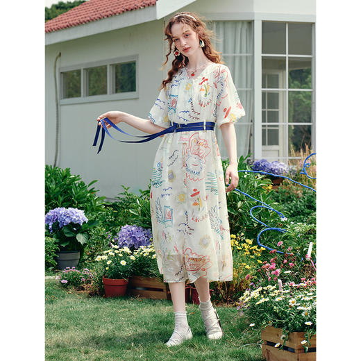 两三事 眸间宙域 2025夏季新款复古涂鸦印花泡泡袖绑带连衣裙 商品图2