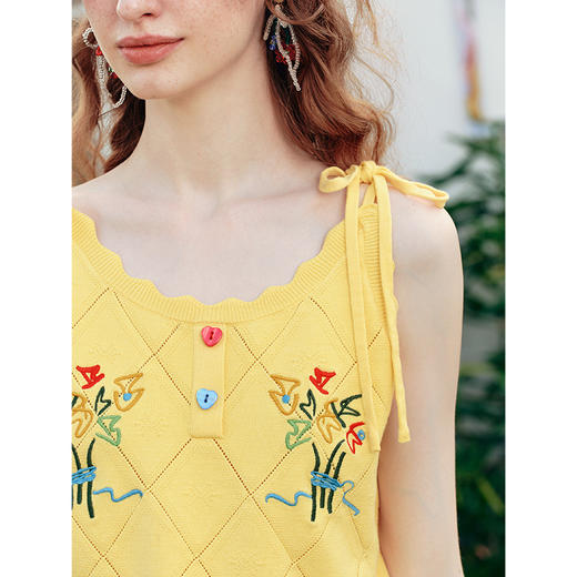 两三事 童谣乐园 2025夏季新款小清新木耳边下摆刺绣吊带针织衫女 商品图2