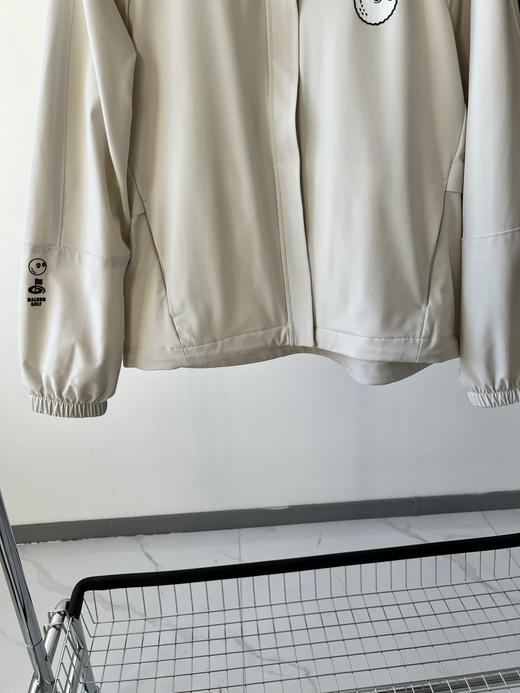 25春款MB纯原高尔夫🏌‍♀棒球服外套，超级好看的小短款，韩国🇰🇷客供面料，超有质感，轻防水，而且面料带弹力，无论是运动或者日常穿都超舒服，百搭的小短款，搭裤子和裙子都好搭 商品图3