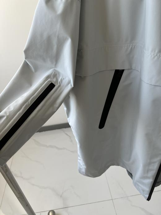 意大利轻奢品牌，软壳户外冲锋衣来啦！  高级户外款，这款时髦运动连帽夹克简直不要太GAO级！  今年还没入这个系列的姐妹，就让它开启我们的出游之旅吧！ 两个颜色，强烈推荐白色这款 商品图4