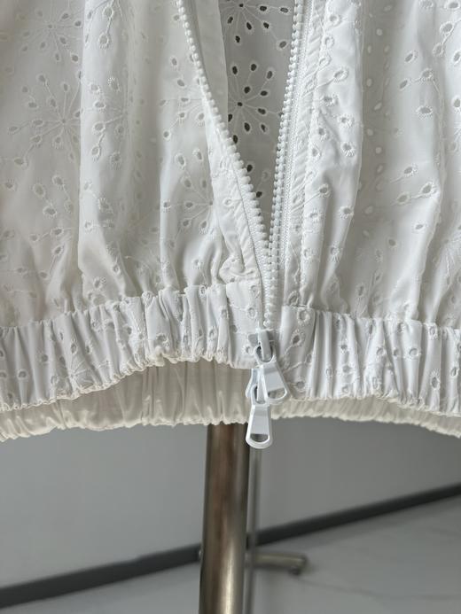 B&C春夏新品🌿🌿 女士休闲长袖飞行员夹克外套，别出心裁的马德拉刺绣赋予这款棉质府绸飞行员夹克不一样的运动品味，轻盈无衬的设计，非常适合于炎热季节穿着，而通体点缀的花卉灵感刺绣是一种需要多道复杂 商品图5