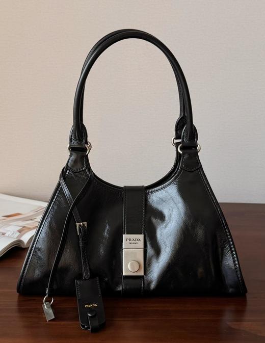 普拉达厂单25SS走秀款油蜡皮托特包锁扣（MM） 商品图1